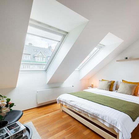 Apartment With Balcony And Parking Near The Prague Museum Exteriör bild