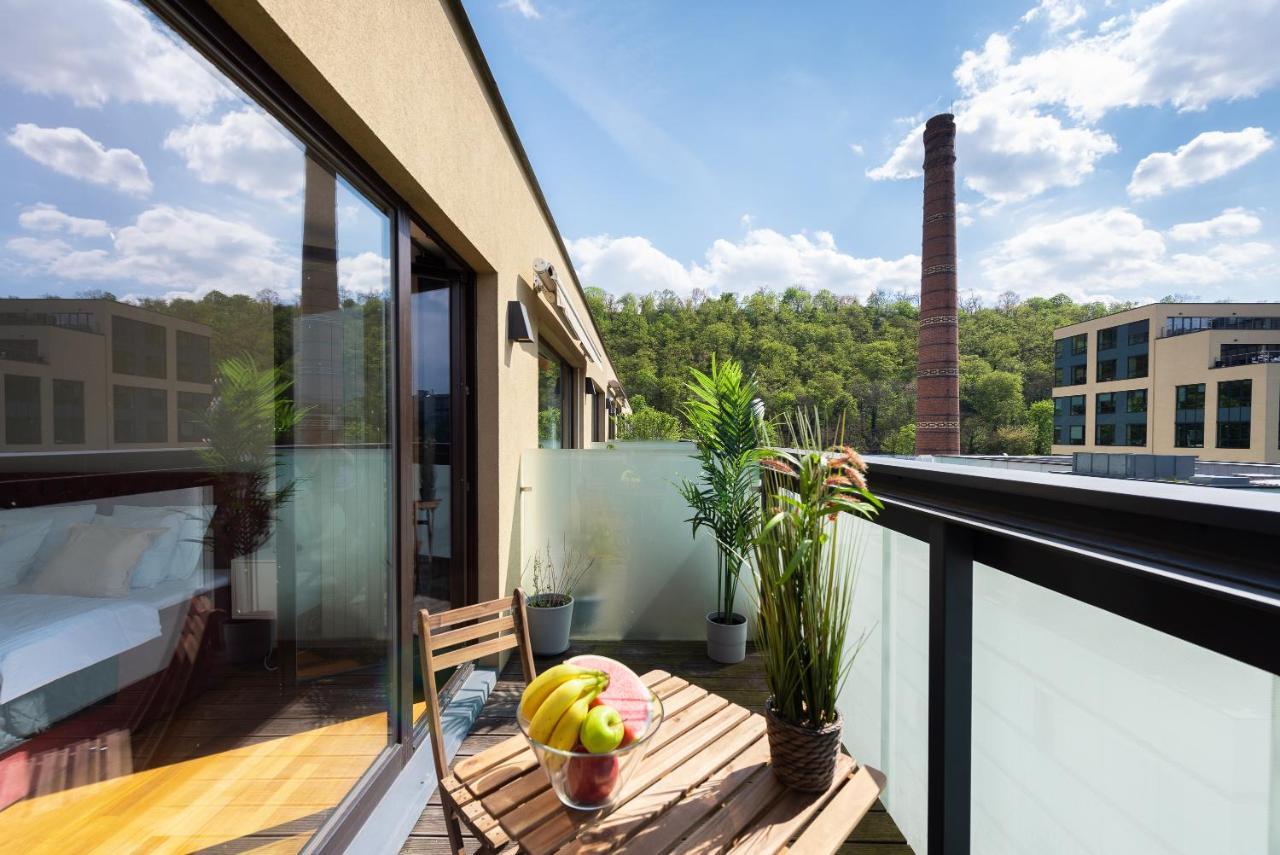 Apartment With Balcony And Parking Near The Prague Museum Exteriör bild