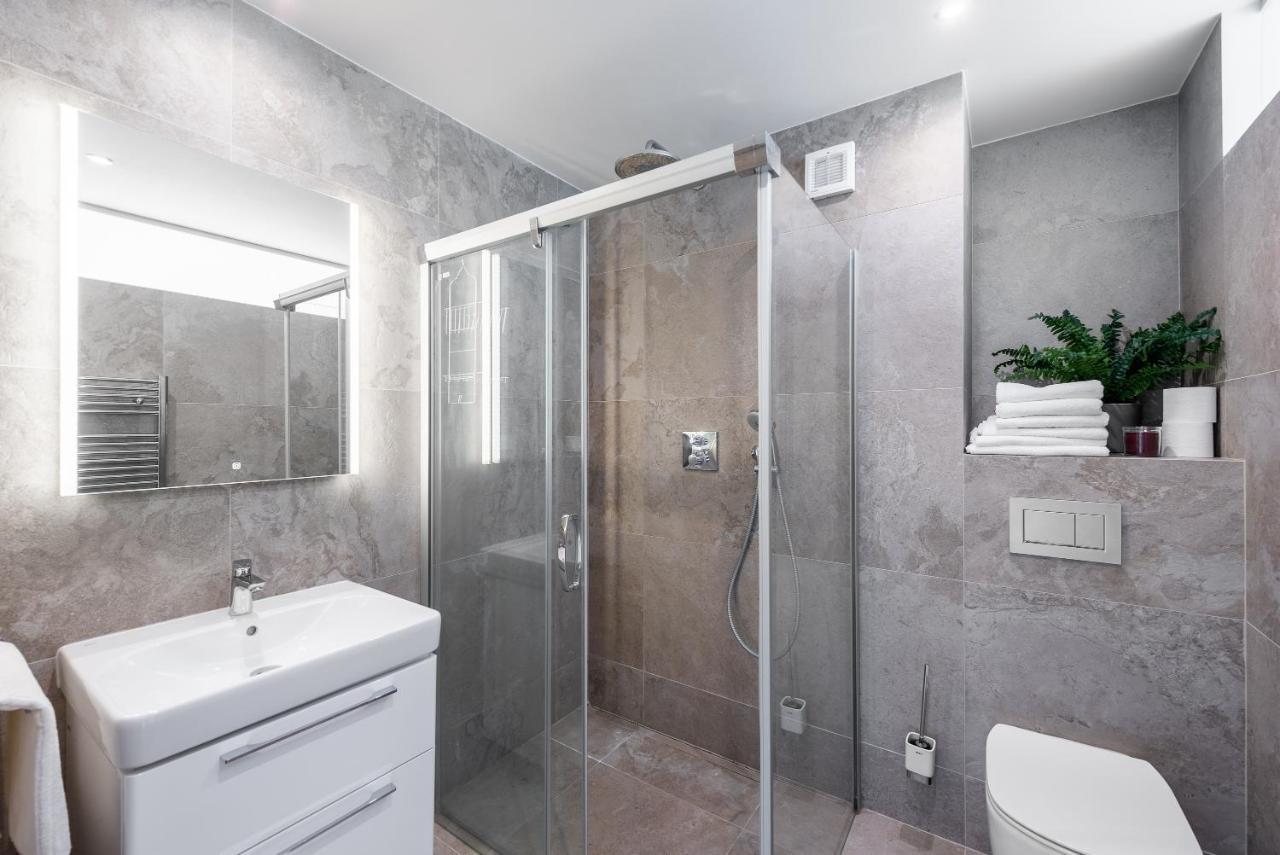 Apartment With Balcony And Parking Near The Prague Museum Exteriör bild