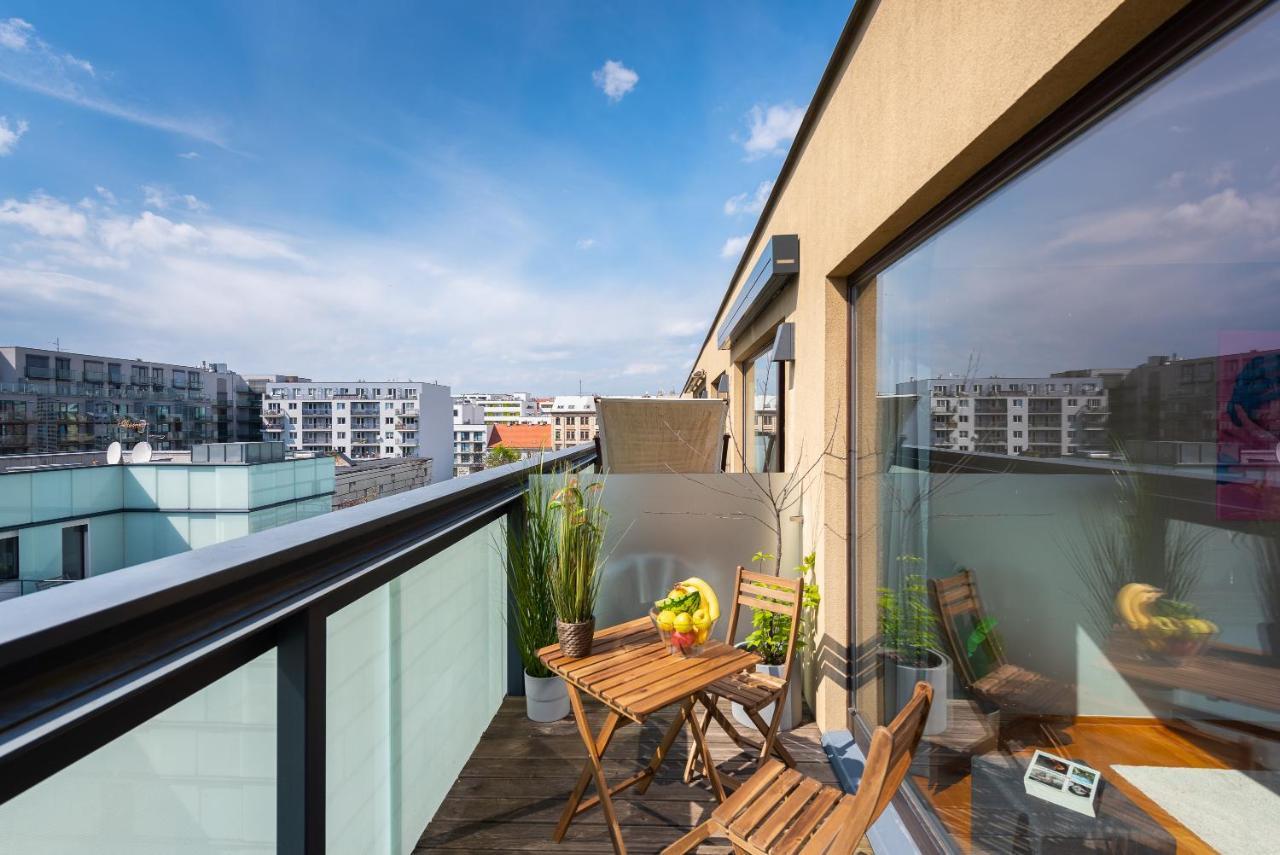Apartment With Balcony And Parking Near The Prague Museum Exteriör bild