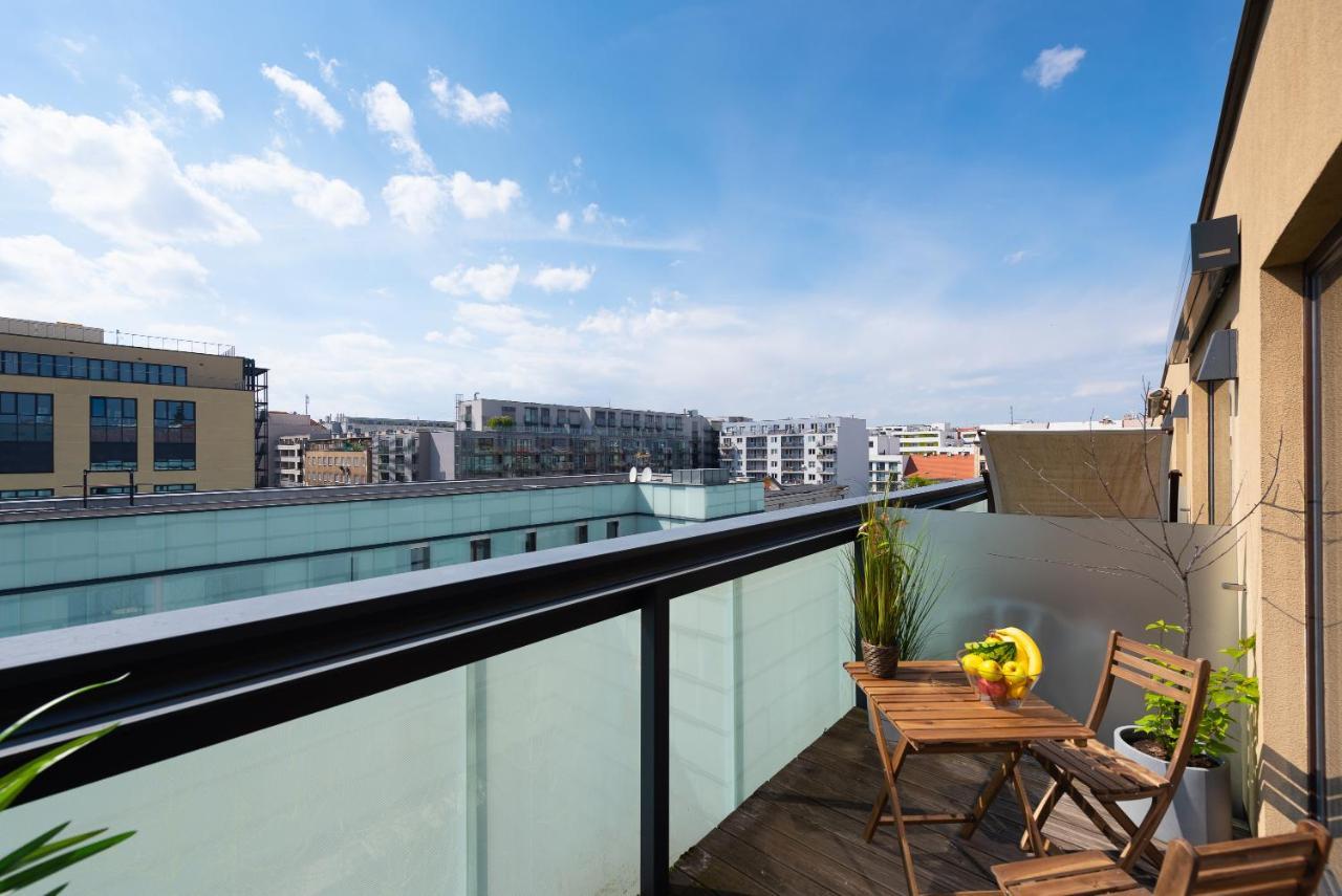 Apartment With Balcony And Parking Near The Prague Museum Exteriör bild