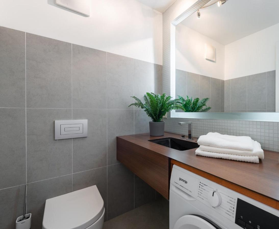 Apartment With Balcony And Parking Near The Prague Museum Exteriör bild